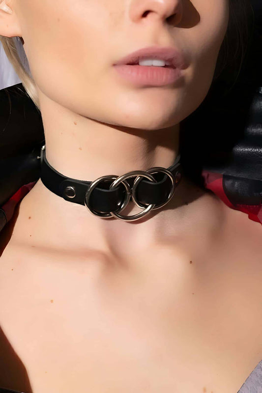 Triple Ring Detailed Adjustable Stylish Leather Choker
