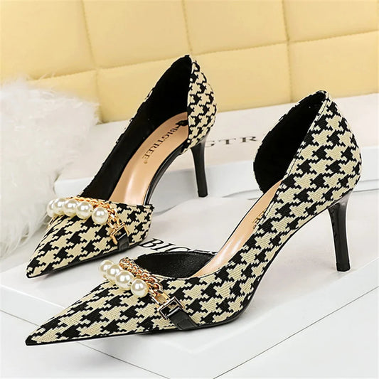 Queen's March Pump Shoes