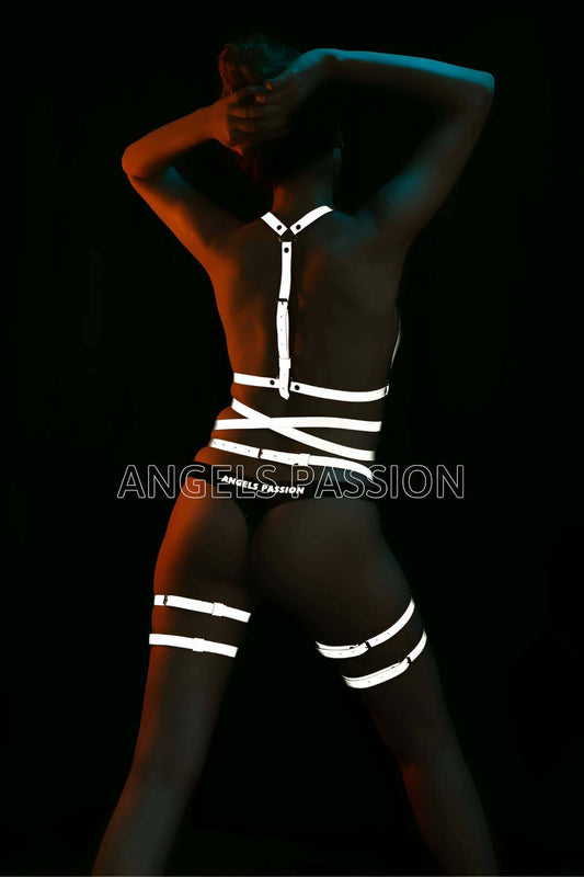Stylish Harness That Shines in the Light at Night